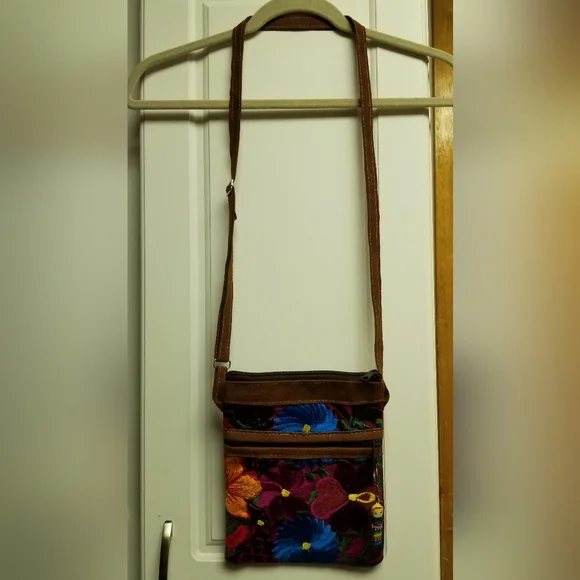 🍭Unbranded vintage two pocket embroidered small adjustable crossbody bag - Picture 2 of 11